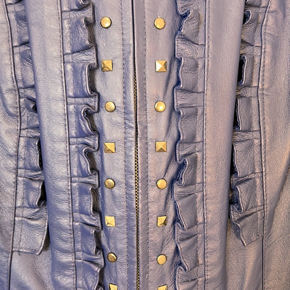 💙Peter Nygard Sz Large Royal Blue leather studded and ruffle front zip swacket. - Picture 3 of 11